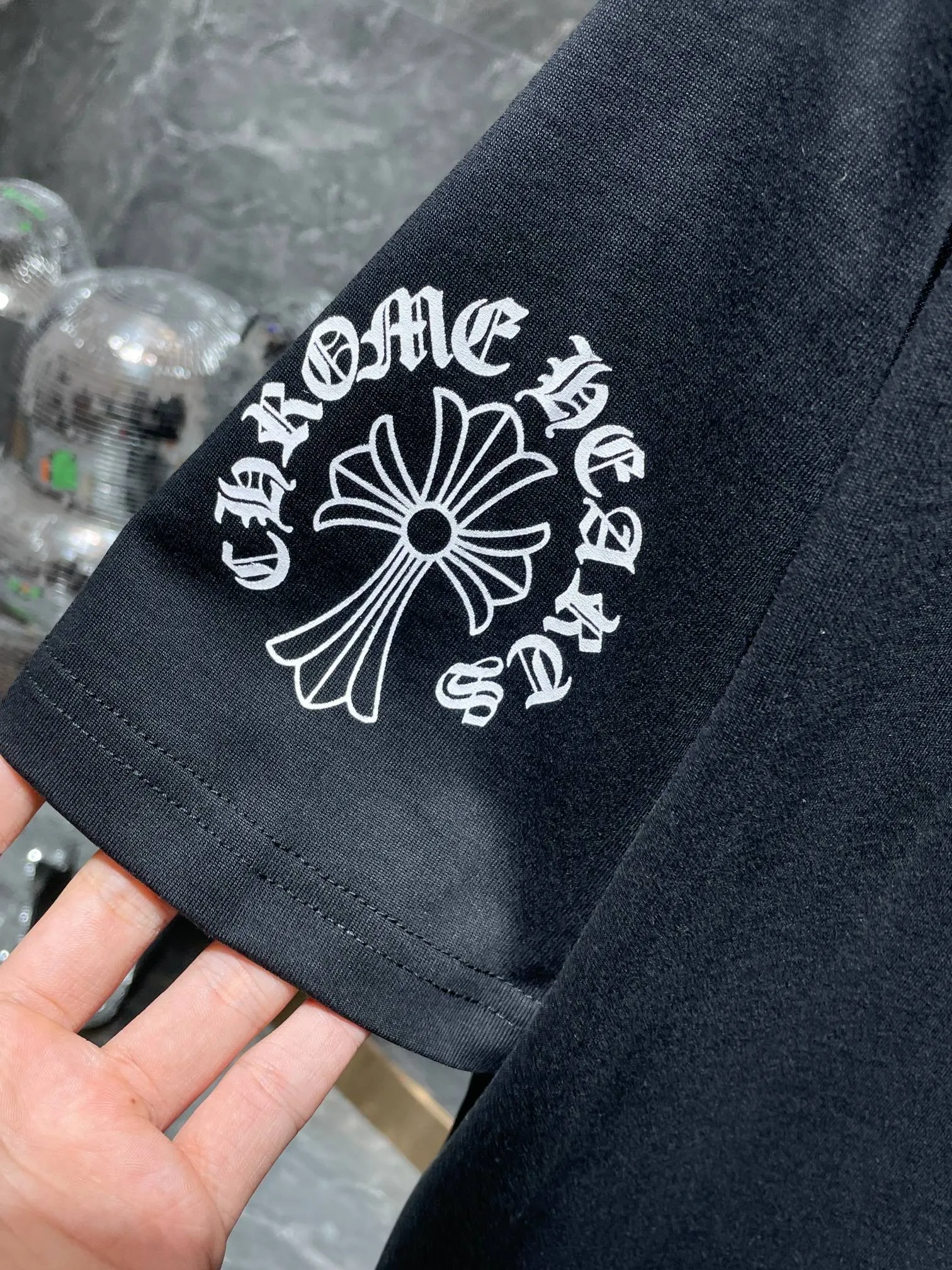 P140 New Chrome Hearts 25ss for summer. High gram weight, environmentally friendly and high-quality top-grade fabric. 260g~270g. Chrome letter collar, letter large long cross flower arm short sleeves. Imported glue printing and dyeing. Counter synchronization. 1:1 replica version. Recommended color: black white. Size: S, M, L, XL.